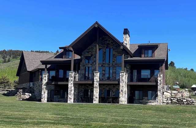 Henry’s Lake Walkout Cabin