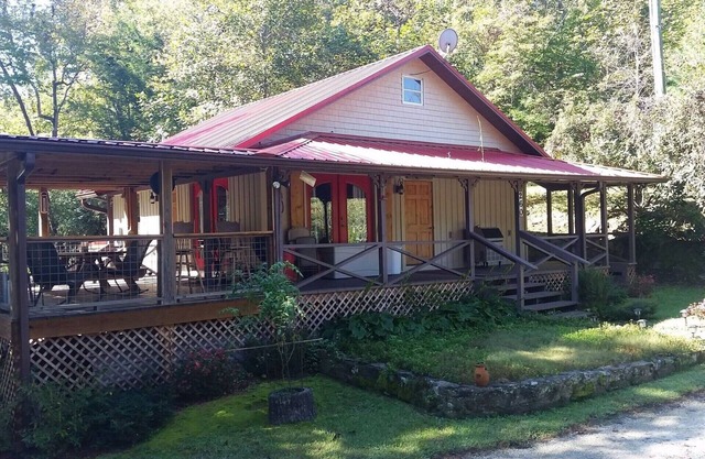 La cabine du toit rouge de HENRY sur la rivière Chauga