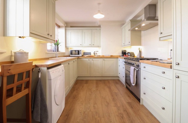 HENSTEAD HALL EAST, pet friendly, with a garden in Beccles