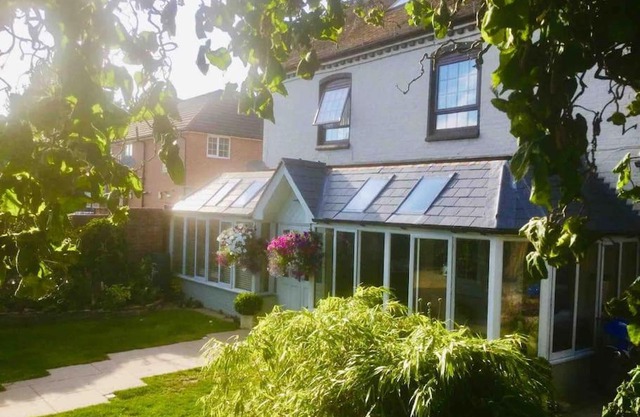 HENWICK HOUSE Beautiful flat,Private parking, short walk to town