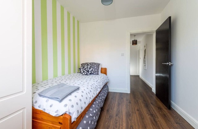 Hepburn House 4 Bedroom Property - Stayseekers