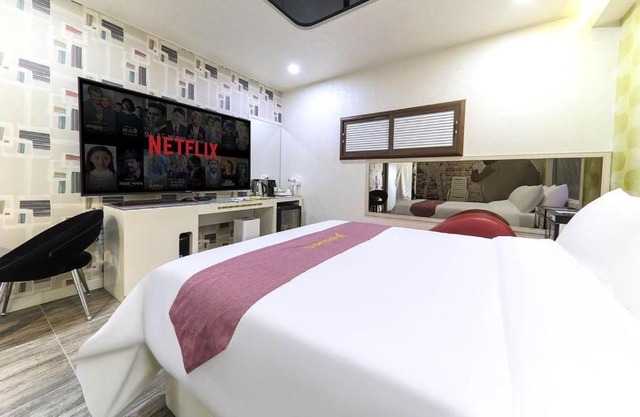 Hera drive in hotel