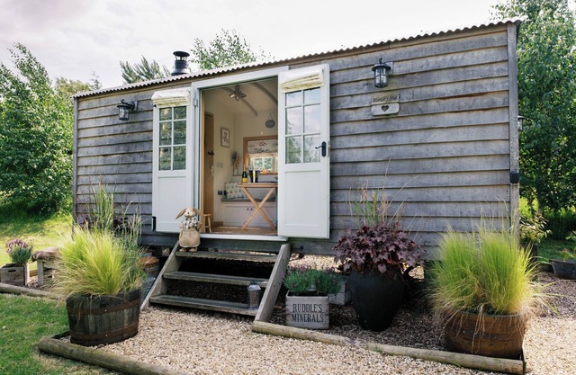 Herbie's Shepherd's Hut - Sleeps 2 & Hot Tub