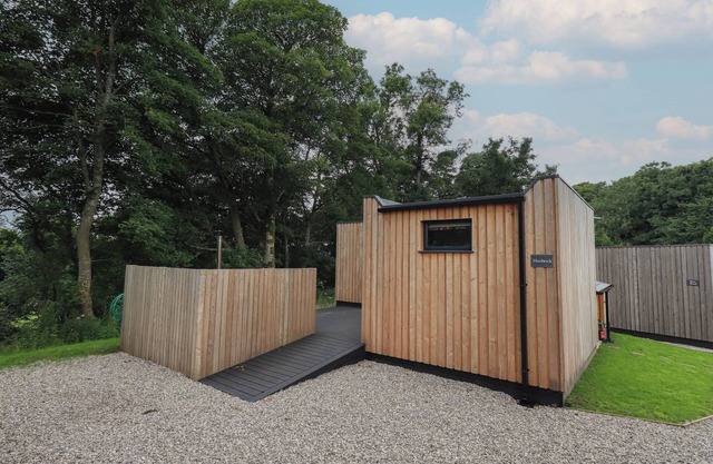 HERDWICK CABIN, pet friendly, with hot tub in Penruddock