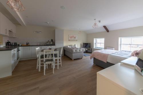 Hereford City Centre - Apartment 9, Isabella House - Modern Apartment In The Heart of The City - Sleeps 4 Guests - Hosted by RENTMYHOUSE