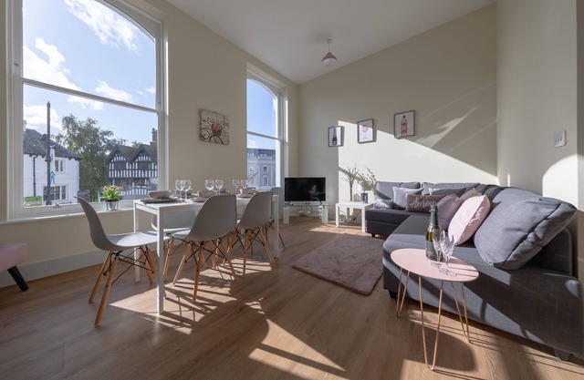 HEREFORD CITY CENTRE - Apartment 1, Isabella House - Modern Apartment In The Heart of The City - Sleeps 6 Guests