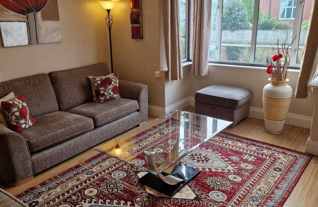 HEREFORD CITY - Goldcrest House - 4 Bedroom House With Parking Located Very Close To City & River Wye - Perfect For Exploring Hereford City - Sleeps Up To 6 Guests