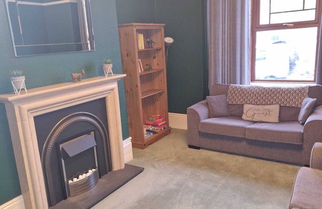 HEREFORD - Falcon House - Spacious 5 Bedroom House With Games Room - Sleeps 14 Guests - Great Property For Family & Friends Gathering Together