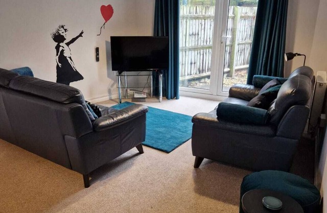 HEREFORD - Finch House - Modern 4 Bedroom House Located in South Hereford, Dog Friendly With Nearby Countryside, Pool Table, Sleeps up to 10 Guests