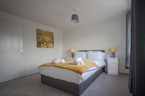 Hereford - Kestrel House - 4 Bedroom House Close to City With Parking - Sleeps 7 - Suitable for Family Gatherings or Contractors With Vehicles - Hosted by RENTMYHOUSE