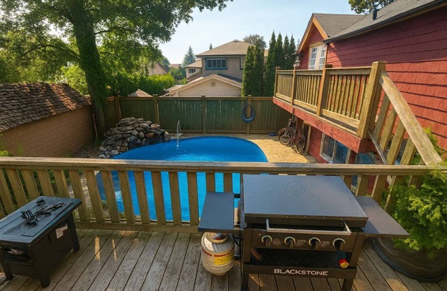 Heritage 2BR Home with Pool and BBQ Sleeps 6 "Melrose Place"