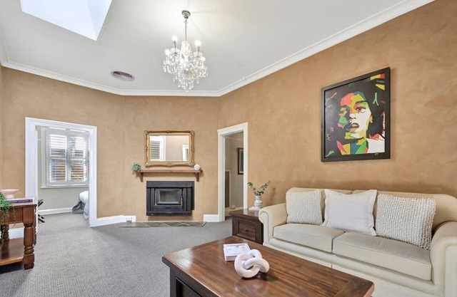 Heritage Charm on Hill | Tree-Lined Walk to Town