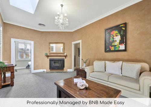 Heritage Charm on Hill - Tree-Lined Walk to Town
