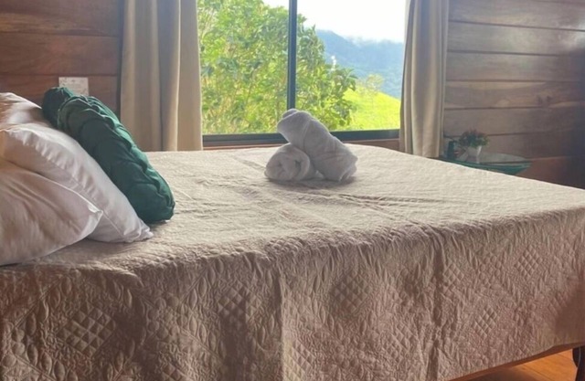 Hermosa cabina en Monteverde, perfecta para descasar con senderos y una torre
