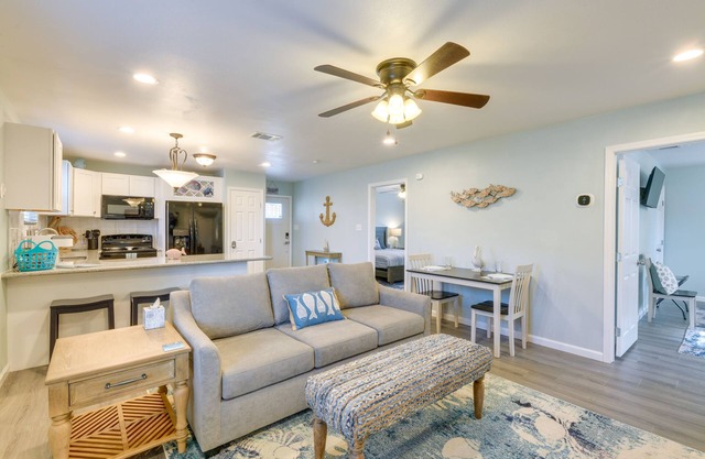 ‘Heron Bay Cottage’ w/ Patio in Rockport!