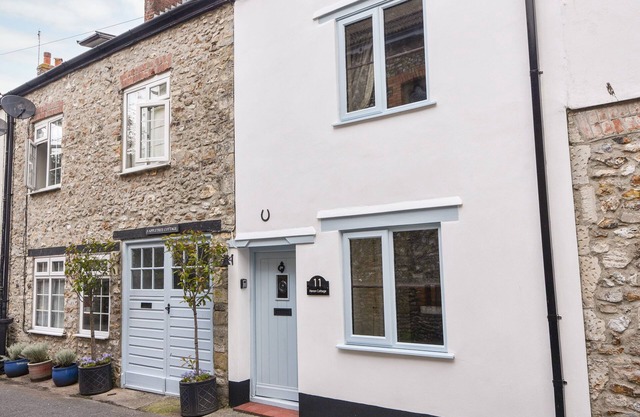 HERON COTTAGE, pet friendly, character holiday cottage in Colyton