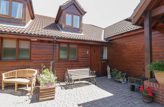 HERON COTTAGE, pet friendly, with pool in Wayford
