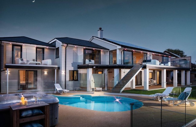 Heron House is located close to Fistral beach with a private swimming pool and hot tub.