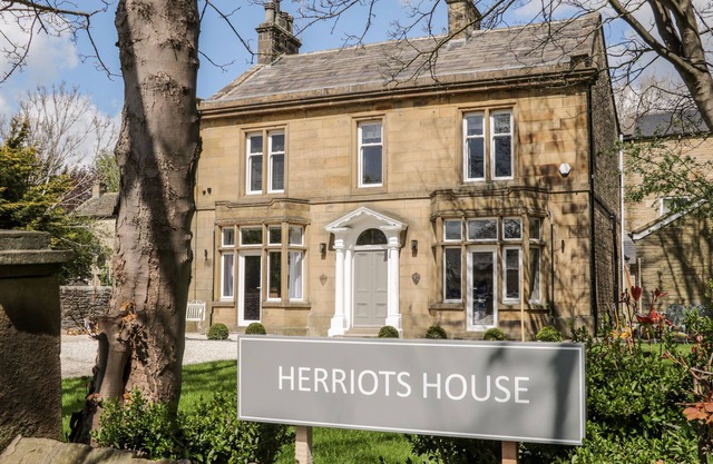 HERRIOTS HOUSE, pet friendly, luxury holiday cottage in Skipton