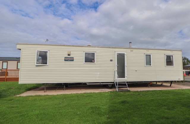HERRYLOCK, pet friendly, country holiday cottage, with pool in Rhyl