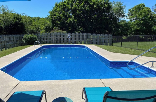 Hershey Adventure Awaits! Private Inground Pool. Game Room. Sunroom. Sleeps 12