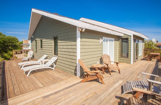 Hess affordable home w/easy walk to the beach, central AC, WiFi, & private W/D