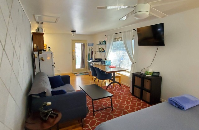 *Hey! Check out this cool studio!*