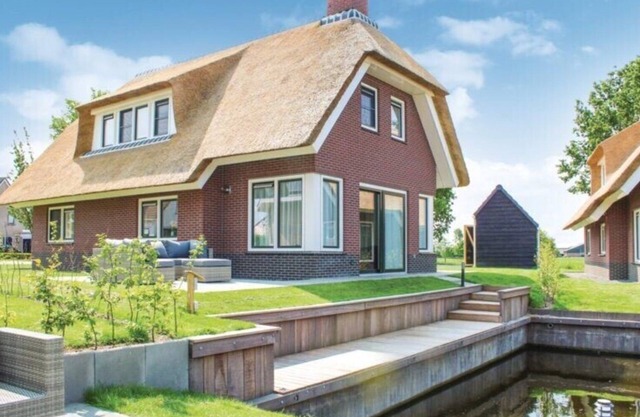 HFR 266 8 persons water villa