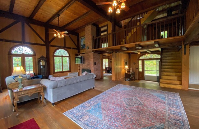 HH Stay like a royal! Grand historic home with chef kitchen, pool table, fast wifi!
