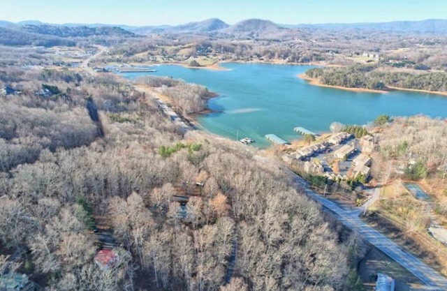 Hiawassee Hideaway: Firepit, 2 Decks, Pet Friendly, Mtn Views, Grill, Smart TVs