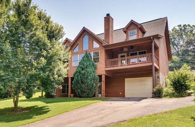 Hiawassee River Retreat: 2 Mtn-View Decks!