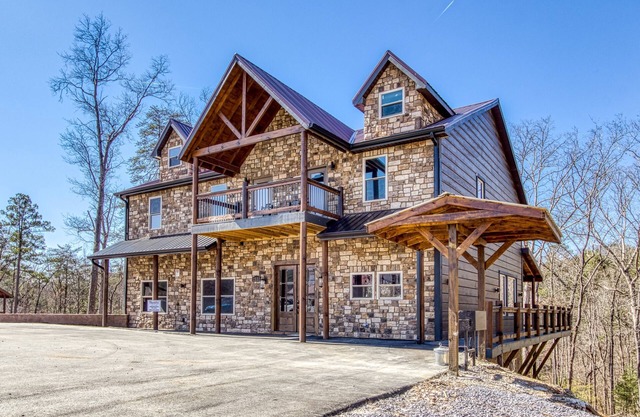 HIBERNATION STATION - 12 Bedrooms with a pool!