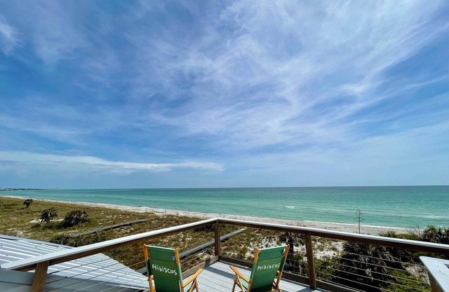 Hibiscus House! Beachfront property!
