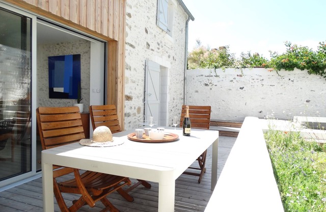 Hidden in the narrow streets of old Saint Gilles, contemporary house & spa