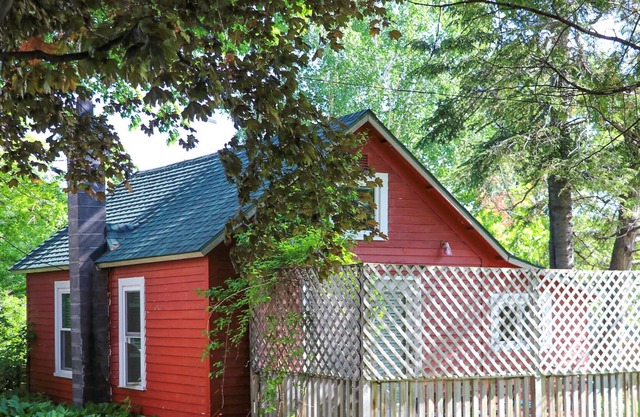 Hidden Cottage downtown Bayfield, Walk to Everything!!! 1/2 block from Lake.