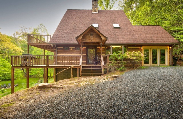 Hidden Creek Cabin - Yard, Pet Friendly, Creek, Hot Tub, & Foosball!