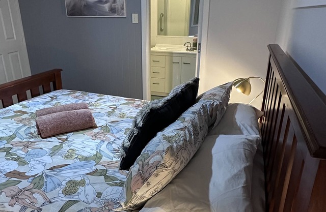Hidden Gem. Comfy Pet Friendly