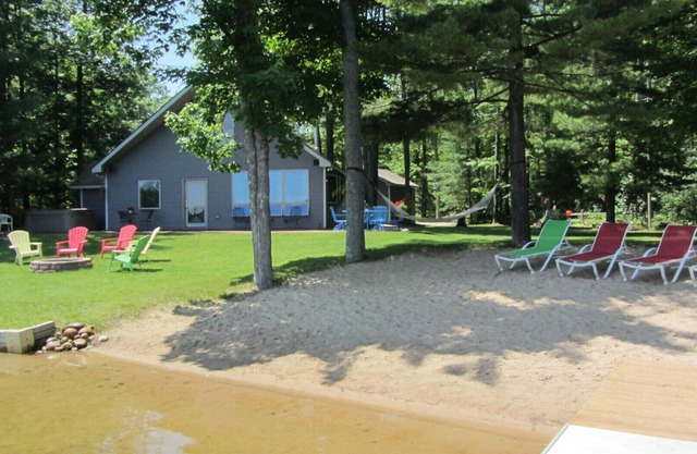 Cottage caché de pierres précieuses sur le lac Bass avec bain à remous - Summer Memories Last Forever :)
