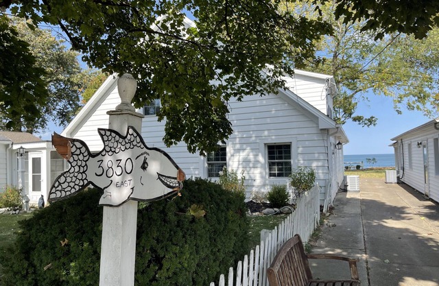 HIDDEN GEM - COSY 1 CHAMBRE LAKEFRONT HOME / COTTAGE