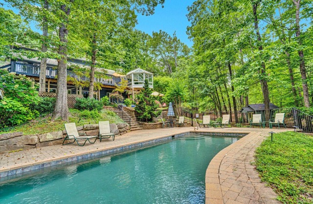 Maison 5 chambres 4 salles de bain au bord de l'eau avec quai et piscine sur Smith Mountain Lake