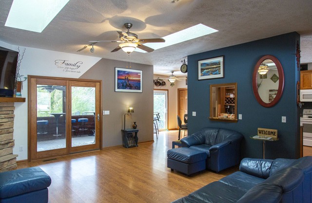 Hidden gem, secluded yet close to everything. Perfect multi-family retreat.