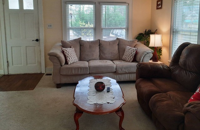 Hidden gem -west Raleigh-king bed-screened porch - fenced backyard