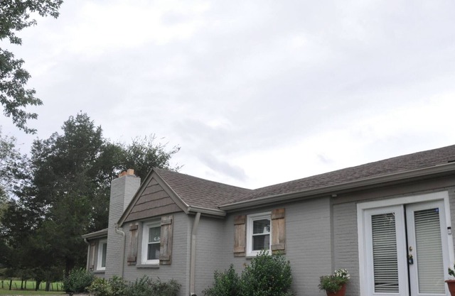 HIdden Getaway! 2BR house + spacious backyard outside Nashville