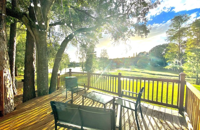 Hidden Lake View Cottage 5 miles from Disney!