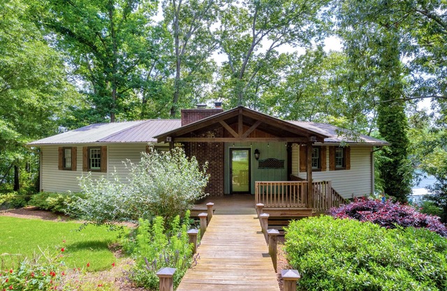 Hidden Lakefront Gem w/3 Master King Bedrooms