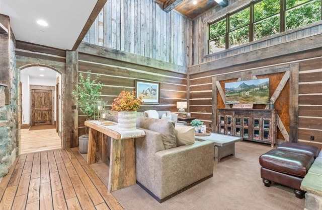 LODGE DE LUXE CACHÉ DANS LA FORÊT, À PROXIMITÉ DES PISTES DE SKI, HOT TUB, THÉÂTRE, SALON