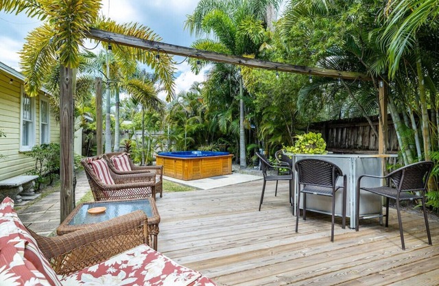 Hidden Oasis #1, just a few minutes to the beaches w/ hot tub