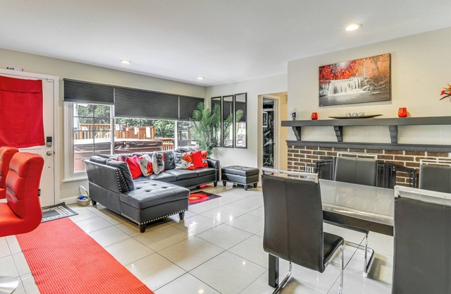 Large Black Jack Home on 5. 3 acres w / Pool + Hot Tub!