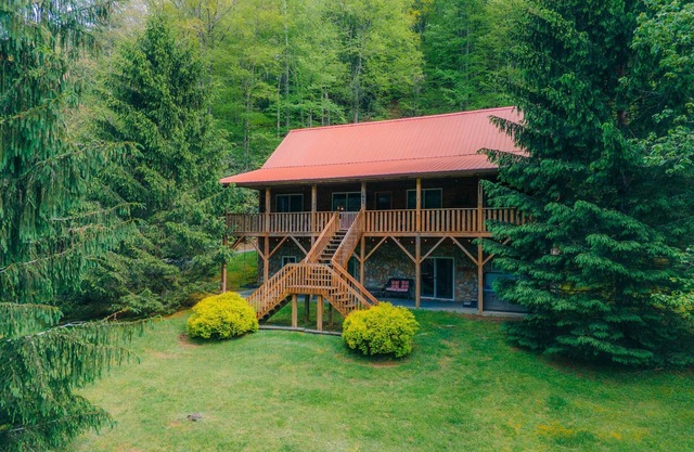 Hidden Serenity- Privacy, Hot Tub, Fire Pit, minutes from Boone