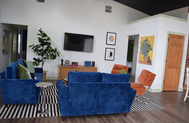 Hide & Chic Modern Escape in Little Flock. Peaceful Location, Games, Sleeps 6